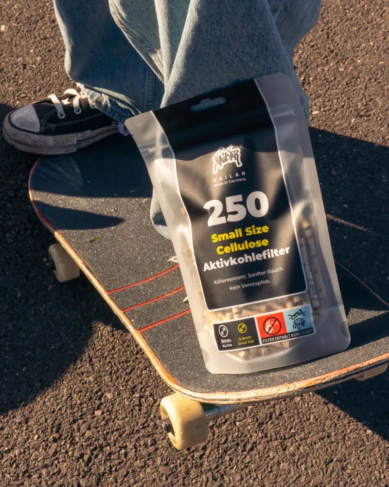 Paquet de 250 Soft sur un skateboard, à côté une basket