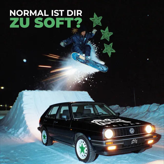 Snowboardeur qui saute par-dessus une Golf noire avec un autocollant Kailar, avec le texte « Normal ist dir zu soft? »