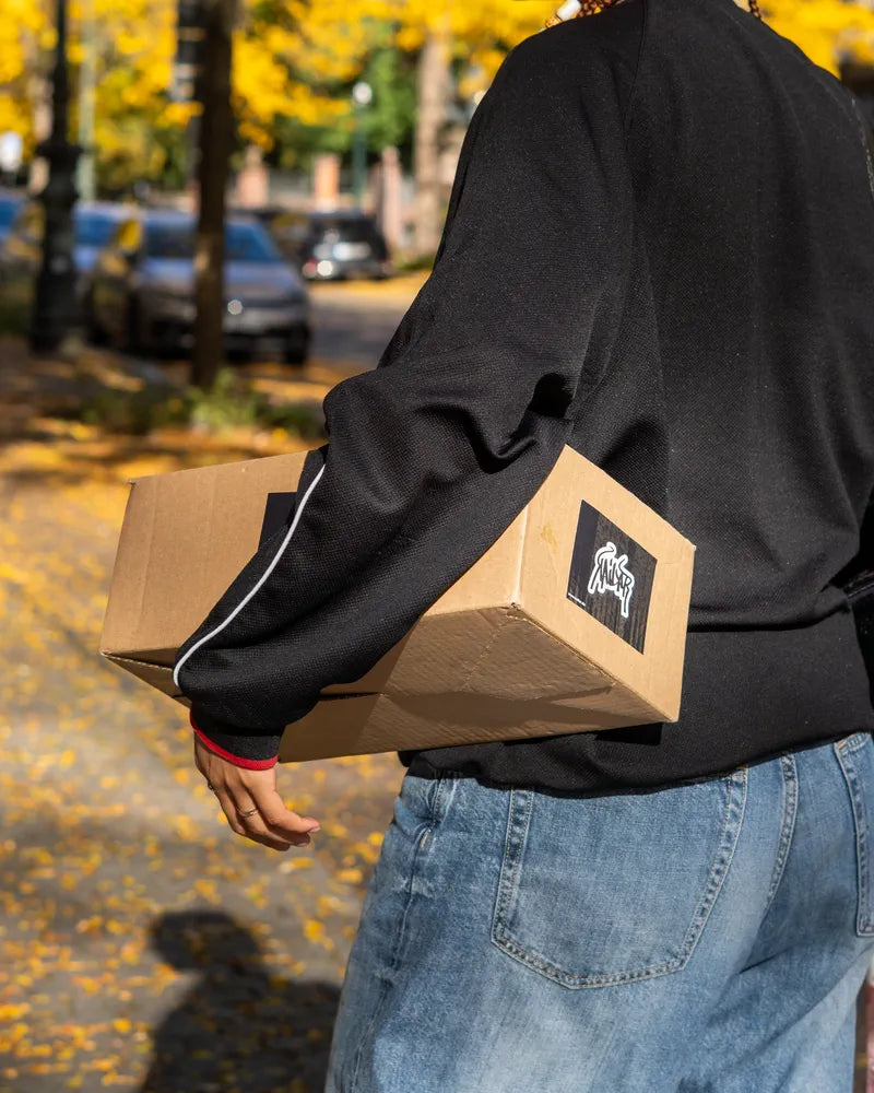 Quelqu’un porte un colis Kailar sous le bras